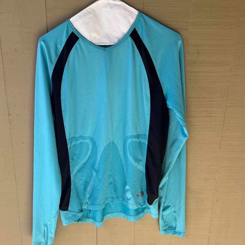 The North Face Women's Long Sleeve Active Shirt w/ back key pocket Blue & Black